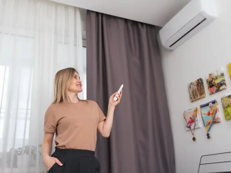 Climatisation murale posée au-dessus du lit dans une chambre d'étage