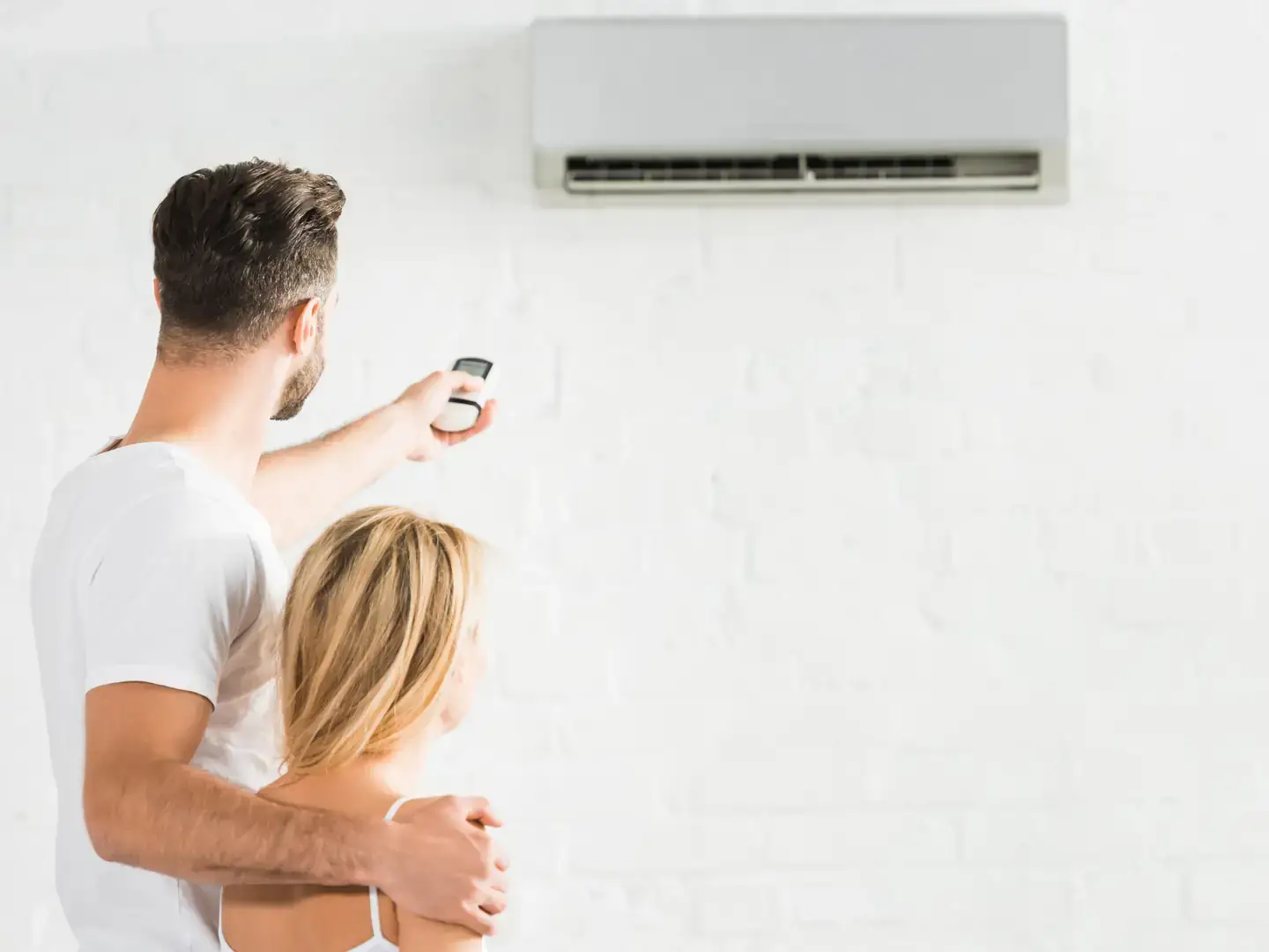 Couple profitant de la fraîcheur de sa maison climatisée aux Termes