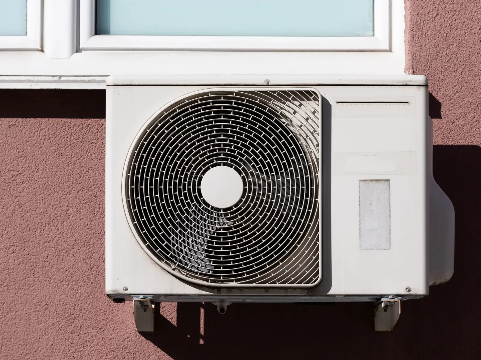 Groupe extérieur de climatisation fixé sur la façade d'un bâtiment