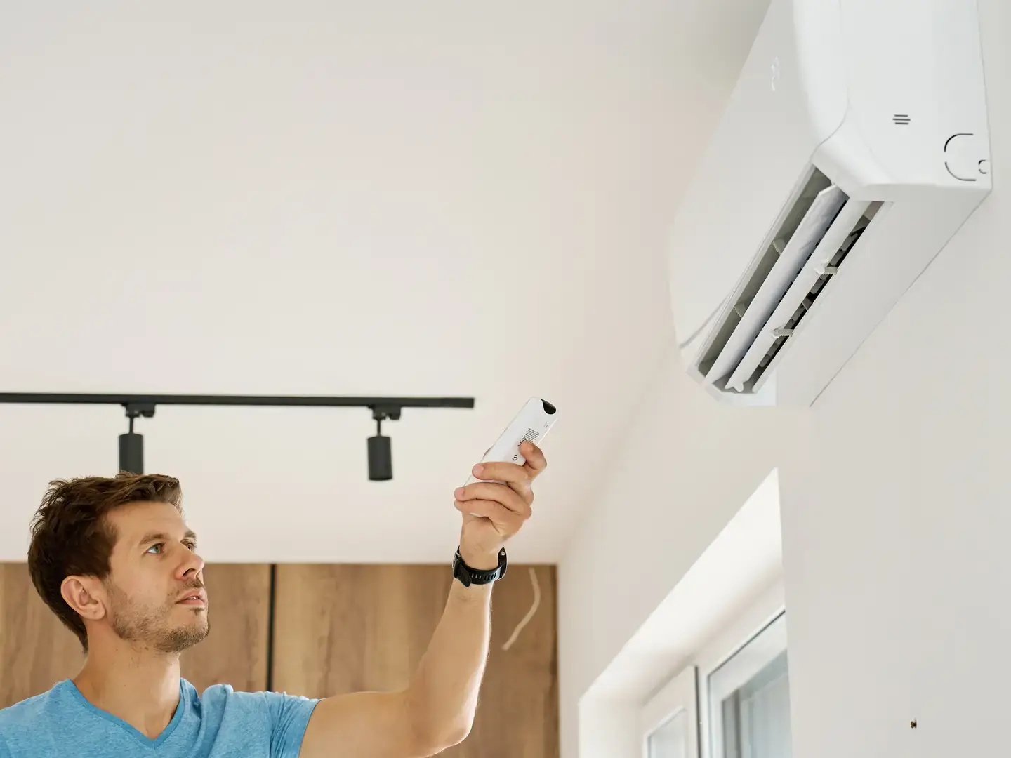 Mise en marche d'une climatisation murale équipée d'un compresseur inverter