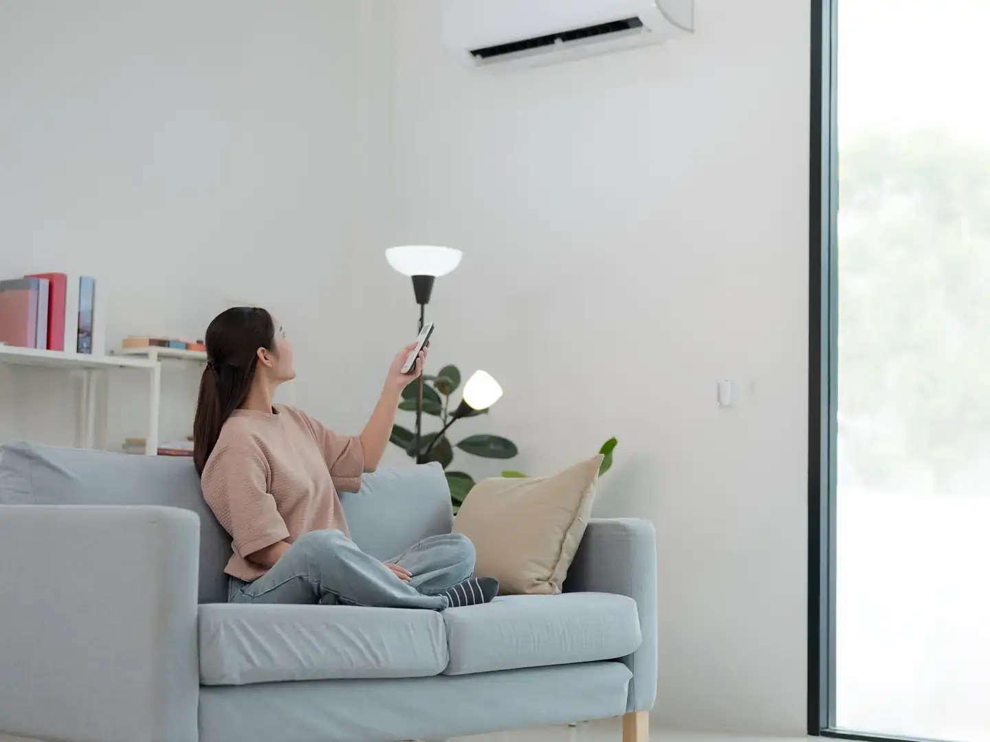 Séjour lumineux d'un logement équipé d'une climatisation murale