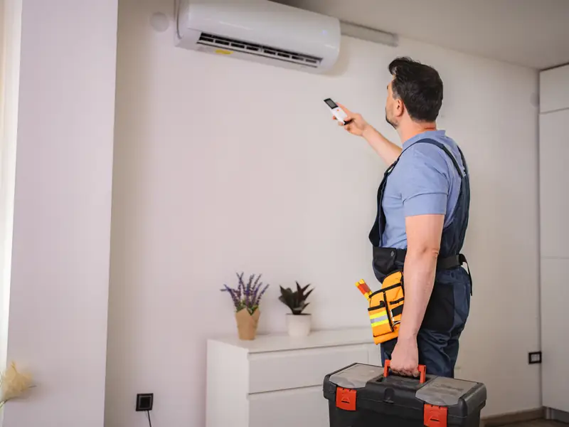Test à la télécommande d'une climatisation remise en route après réparation