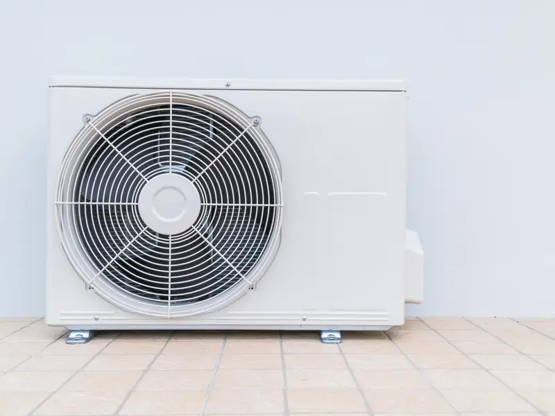 Unité extérieure de climatisation posée au sol sur son support